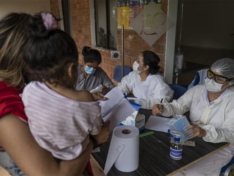 Refugiados y migrantes de Venezuela reciben asistencia a su llegada al Centro de Atención Temporaria a Migrantes en Villa del Rosario, Norte de Santander, en Colombia