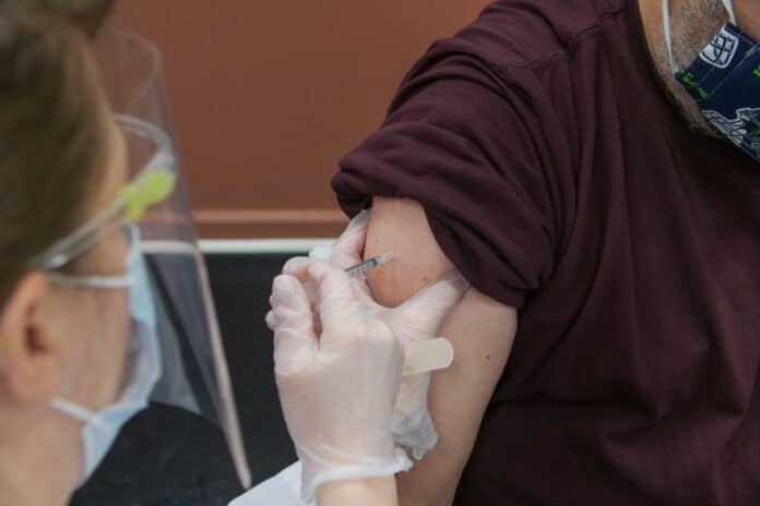 Paciente recibe una inyección de vacuna Covid-19
