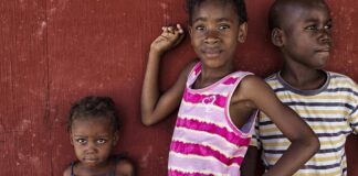 Unos niños en un campamento para desplazados internos en Haití.