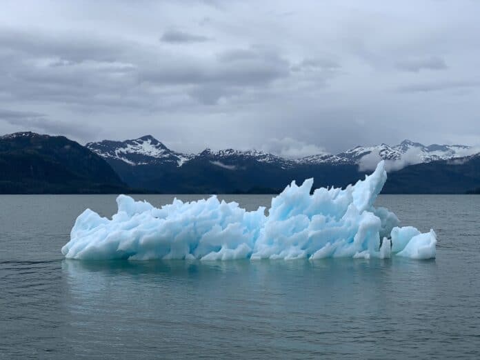 Un magnífico iceberg del glaciar Colombia.