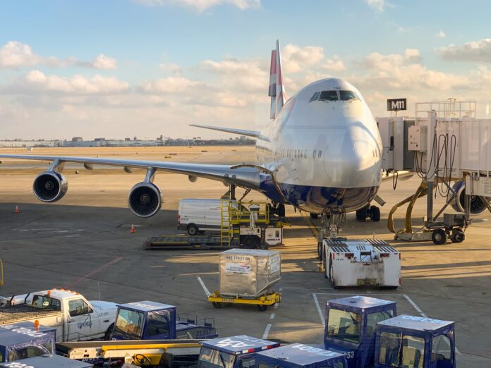 747 cargando y preparándose para salir del aeropuerto