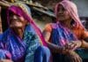 Una señora y su suegra en un pueblo de Madhya Pradesh, India.