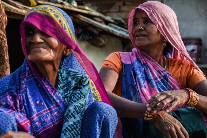 Una señora y su suegra en un pueblo de Madhya Pradesh, India.