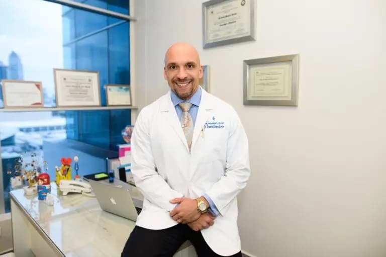 Dr. Ernesto Álvarez Durnov, especialista en ginecología y obstetricia en Panamá