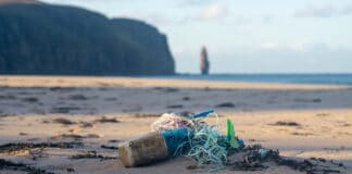 Plastico en la orilla del mar