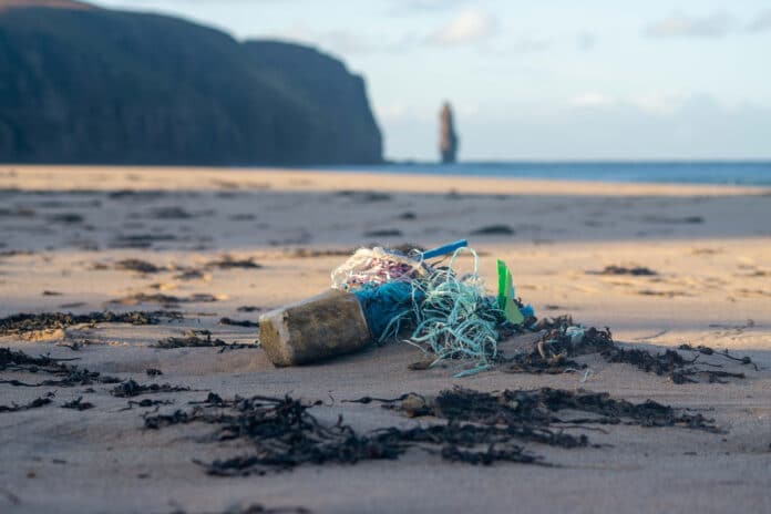 Plastico en la orilla del mar