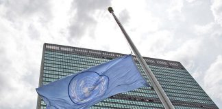 La bandera de las Naciones Unidas ondea a media asta