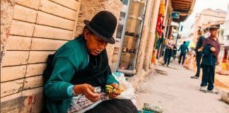 mujer-vendedora-ambulante-Ecuador