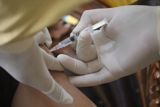 inyección vacuna covid-19