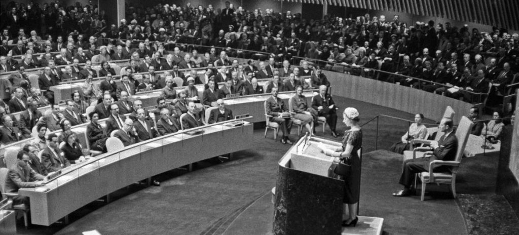 La Reina Isabel II del Reino Unido se dirige a la Asamblea General de las Naciones Unidas en octubre de 1957