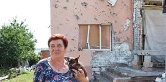 Nina pudo reparar el techo de su casa que había sufrido daños por los bombardeos