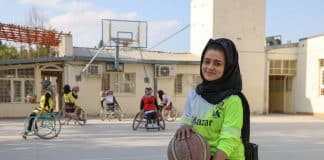 Fátima, una jugadora de baloncesto afgana de 18 años