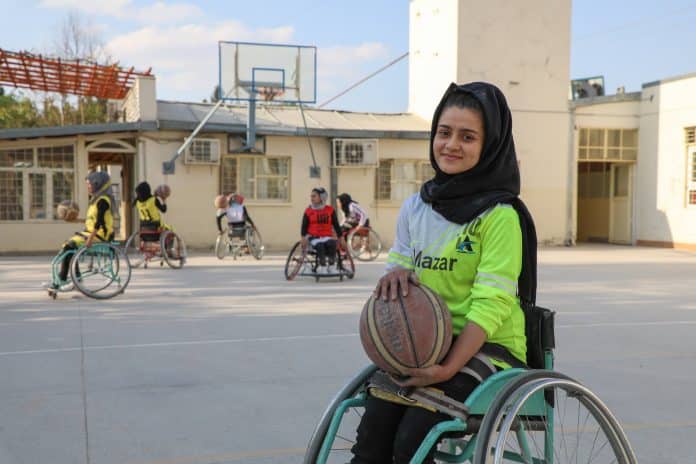 Fátima, una jugadora de baloncesto afgana de 18 años