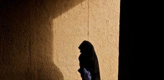 ARCHIVO: UNICEF/Shehzad Noorani Una mujer camina por un pasadizo de la localidad afgana de Zindajan.