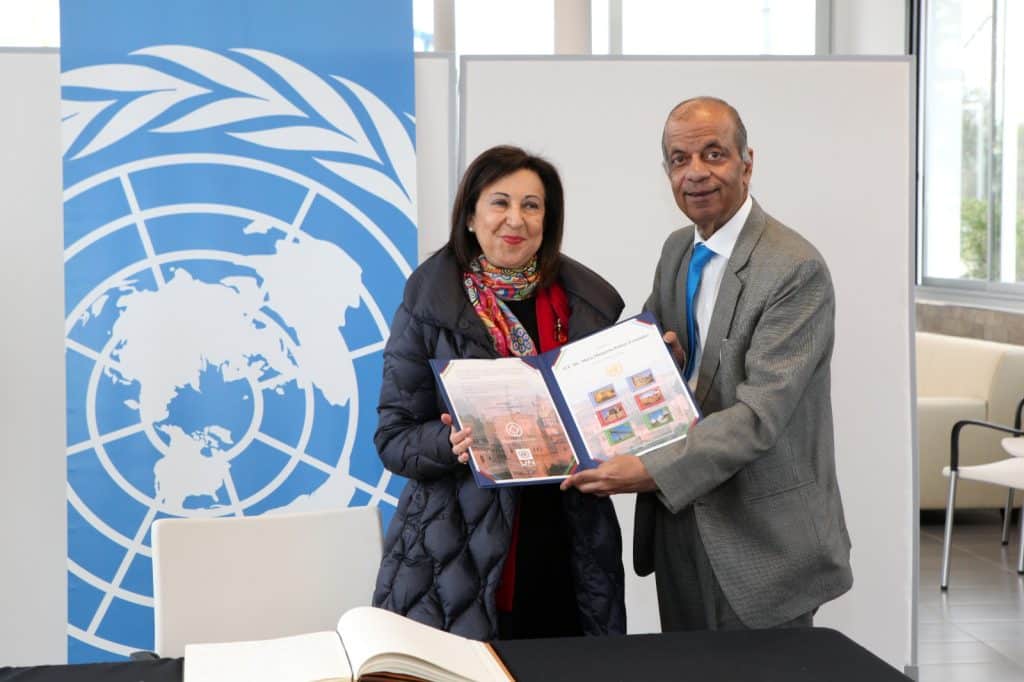 El Secretario General Adjunto de Apoyo a las Actividades sobre el Terreno de la ONU, Atul Khare y la ministra de Defensa, Margarita Robles en la inauguración de las nuevas instalaciones de la ONU en Valencia. 