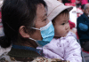 Unsplash/Joshua Fernandez Una abuela abraza a su nieta en Shenzhen, China