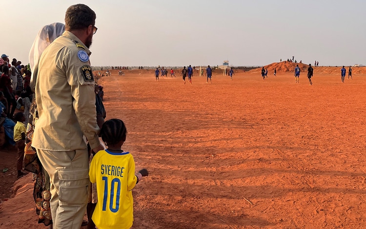 Policia Sueca-fútbol-campo de desplazados internos-Naivasha