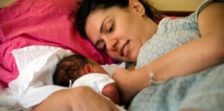 UNICEF/Kate Holt Mujer amamantando a su bebé en Belgrado, Serbia.