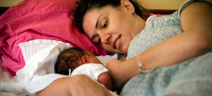UNICEF/Kate Holt Mujer amamantando a su bebé en Belgrado, Serbia.