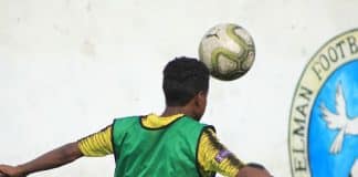 Joven-futbol-jugador
