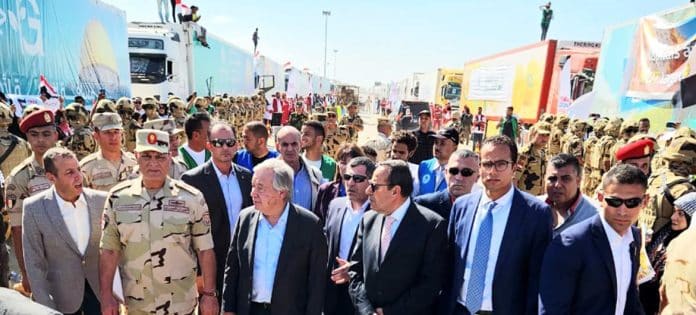 ONU Egipto/Mohamed Elkoossy El Secretario General de la ONU, António Guterres (centro izquierda), visita el paso fronterizo de Rafah.