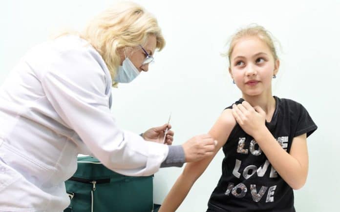 niña-recibe-vacuna-sarampión-UNICEF-Yurko-Dyachyshyn