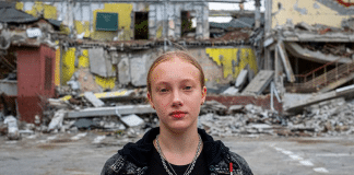 niña-escuela-destruida- Kharkiv-UNICEF-Ashley-Gilbertson