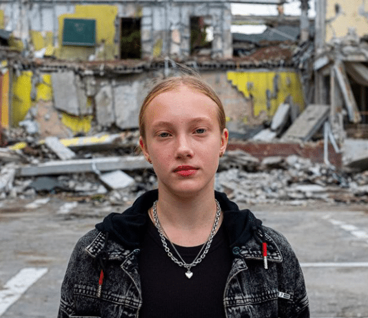 niña-escuela-destruida- Kharkiv-UNICEF-Ashley-Gilbertson