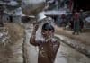 UNICEF/UN0215532/RichSandy Chuol, de 10 años, se dirige a su casa con el bidón de agua limpia que recogió en un punto de agua apoyado por UNICEF, en la ciudad de Malakal, devastada por la guerra, en Sudán del Sur.akal, dévastée par la guerre, au Soudan du Sud.