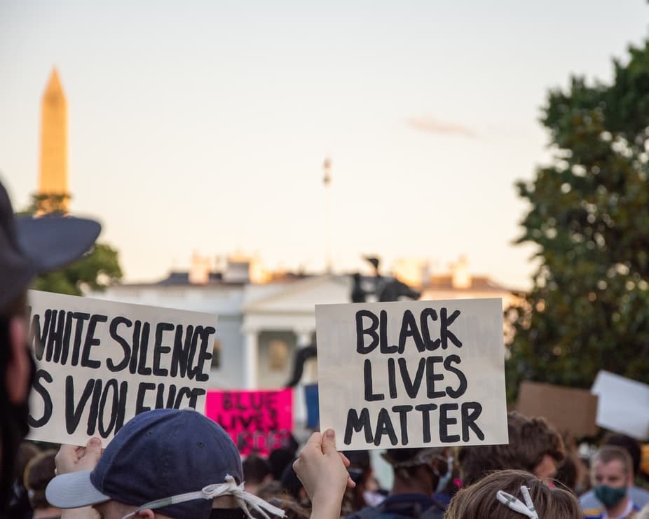 black lives matter kyltti mielenosoituksessa
