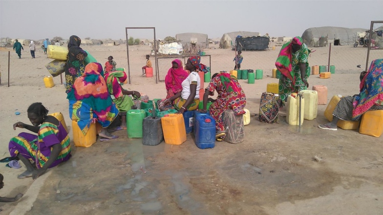 Mali-asukkaat-jonottamassa-vettä-kuivuus