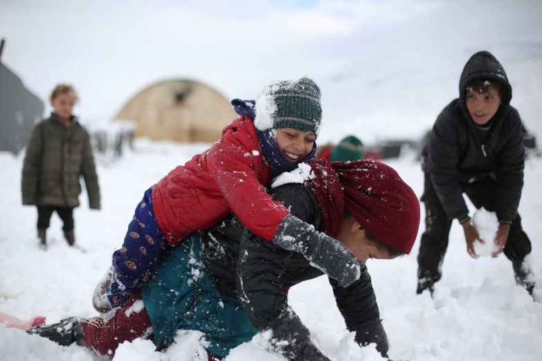 lapset-lumessa-Syyriassa