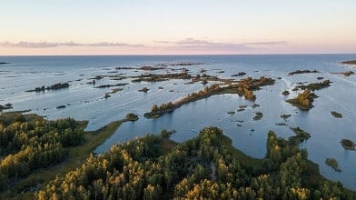 Ilmakuva saaristomaisemasta Suomessa