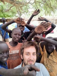 Louis met Afrikaanse jongeren