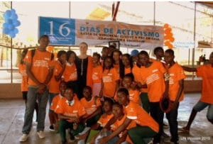 Florence met een groep meisjes voor de internationale dag voor de uitbanning van geweld tegen vrouwen