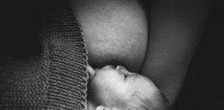 bébé prenant le sein photo en noir et blanc