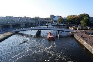 Bateau dans le canal passant sous un pont