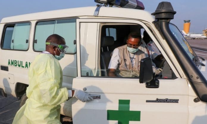 Ambulance et personnel de santé à l'aéroport international de Ndjili, République démocratique du Congo.