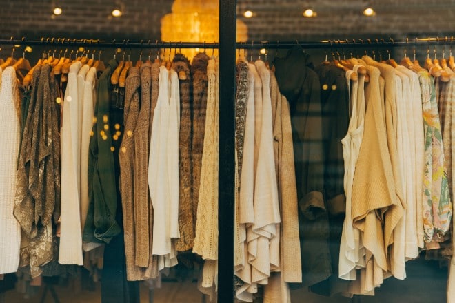 Vêtements dans un magasin