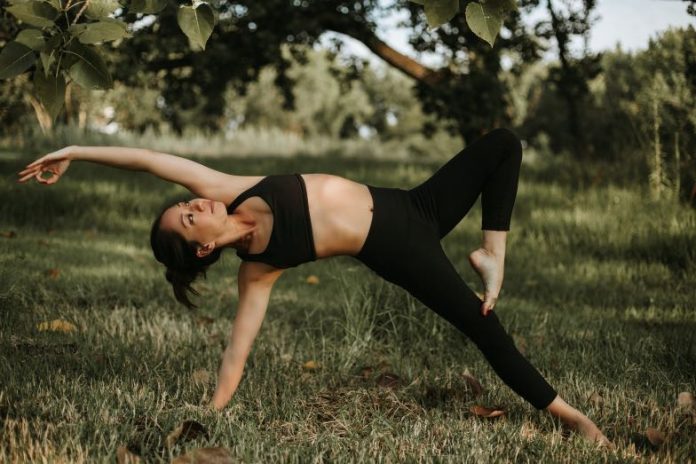 Deborah Nguyen en train de faire du yoga