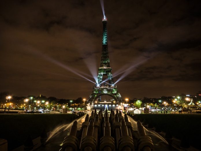 Photo de l'oeuvre de Naziha Mestaoui sur la tour Eiffel