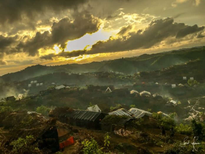 Camps de réfugiés Rohingyas vu de loin dans la brume au lever du soleil. Les réfugiés et déplacés frappés par les crises liées au COVID-19