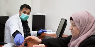 Une femme consulte un médecin dans le centre de santé de UNRWA à Jerusalem.