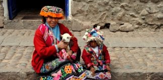 Femme et enfant péruviens en costumes traditionnels