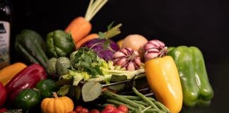 légumes posés sur une table
