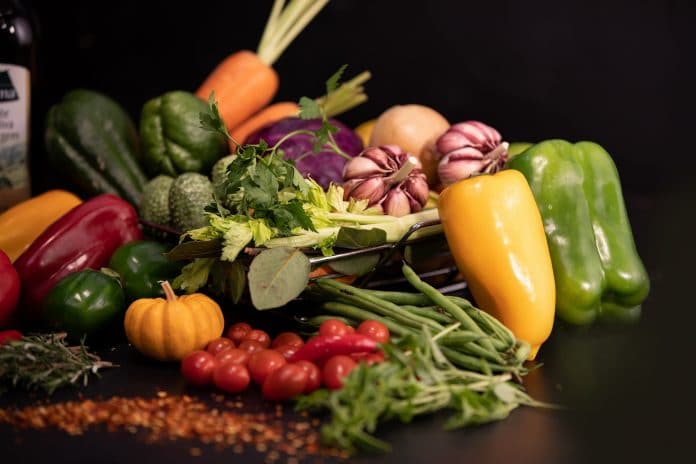 légumes posés sur une table