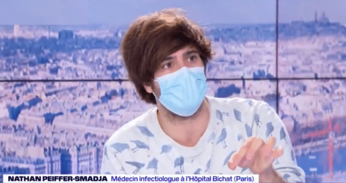 Dr Peiffer-Smadja avec masque chirurgical sur un plateau de télé