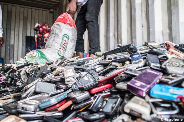 pile de téléphones portables à recycler