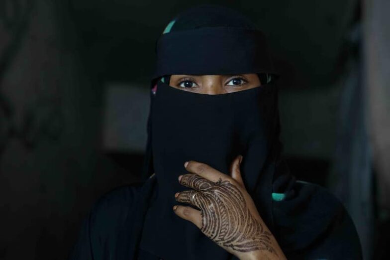 Femme yéménite avec un voile noire