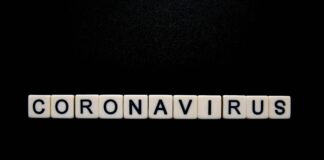 Cubes de lettres formant le mot coronavirus
